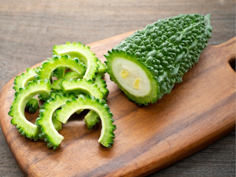  कारले (Bitter gourd) : कारले चवीला कडू (bitter) असले तरी, मधुमेहींसाठी ते शक्तिशाली औषध आहे. यात "पॉलीपेप्टाइड्स" (polypeptides) नावाचे घटक असतात, जे रक्तातील साखर कमी करण्यास मदत करतात. कारल्याचा ज्यूस किंवा भाजी खाणे फायदेशीर ठरते.
