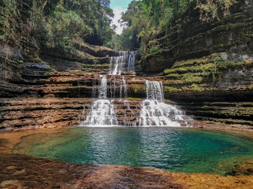  शिलॉंग (Shillong), मेघालय: निसर्गरम्य शांतता -  मेघालयची राजधानी शिलॉंग हे पार्टनरसाठी एक उत्तम डेस्टिनेशन (perfect destination) आहे. हे जगातील सर्वात सुंदर ठिकाणांपैकी एक आहे. शिलॉंग पीक, एलिफंट फॉल्स, लाईट्लम व्हॅली, वॉर्ड लेक आणि लेडी हैदरी पार्क यांसारख्या ठिकाणी तुम्ही तुमच्या पार्टनरसोबत क्वालिटी टाइम (quality time) घालवू शकता.
