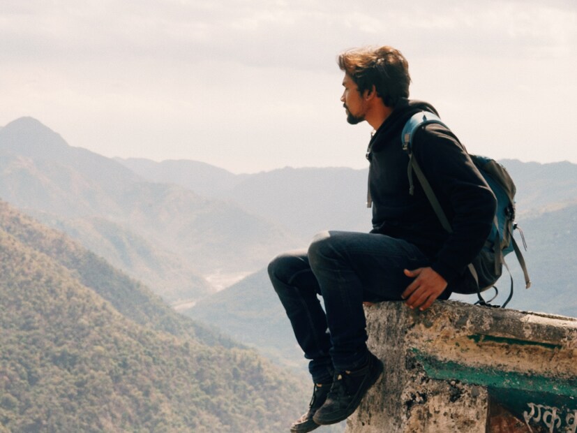  शारीरिक आरोग्य सुधारते : प्रवास करताना खूप चालणे (walking) होते, जे तुमच्या आरोग्यासाठी फायदेशीर आहे. पर्वतांवर ट्रेकिंग करणे, समुद्रकिनाऱ्यावर चालणे किंवा शहरात फिरणे यामुळे तुमचे हृदय आणि फुफ्फुसे (heart and lungs) मजबूत होतात. परिणामी, हृदयविकार (heart disease) आणि लठ्ठपणाचा (obesity) धोका कमी होतो.