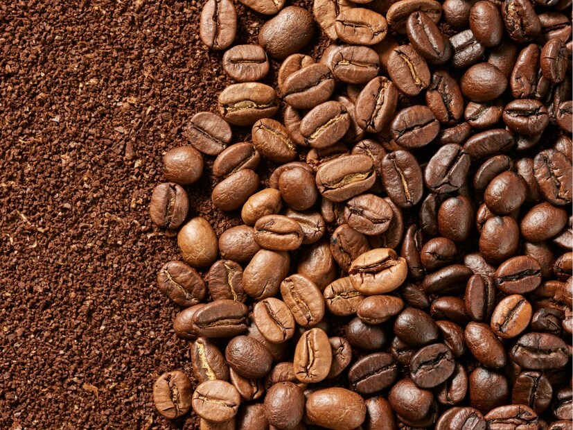  कॉफी (Coffee) : तुम्ही जर कॉफी प्रेमी (coffee lover) असाल, तर तुम्हाला माहीत असावे की, कॉफीमध्येही किड्यांचे अंश असतात. प्रमाण, FDA ने 100 ग्रॅम कॉफीमध्ये अंदाजे 120 किड्यांचे भाग सेवन करण्यास मंजुरी दिली आहे. त्यामुळे, तुम्ही जेव्हा कॉफी पिता, तेव्हा किड्यांचे अंश नक्कीच पीत आहात.