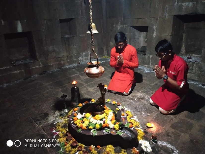  कोरोना काळात सुद्धा आमचा क्रम चुकला नाही. तेव्हा सर्वत्र गड बंद करण्यात आले होते. तेव्हा सुद्धा आम्ही पायथ्याशी पणत्या लावायला येथे आलो होतो. तेव्हा अचानक रात्री 3 वाजता मला मॅसेज आला की, रायगड पर्यटकांसाठी खुला करण्यात आलेला आहे. तेव्हा सुद्धा आम्ही दिवाळी गडावर साजरी केली. तेव्हाचा न विसरणारा प्रसंग म्हणजे, आमची राहण्याची व्यवस्था नव्हती.
