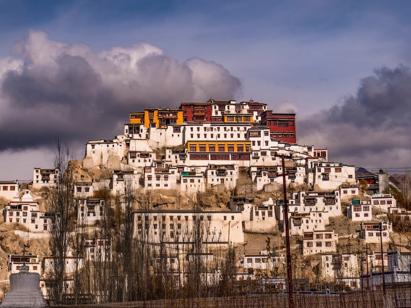  लेह, लडाख - थिकसे मठ (Thiksey Monastery) : लडाखमधील (Leh, Ladakh) हा प्रसिद्ध बौद्ध मठ (Buddhist monastery) प्रवाशांना मोफत राहण्याची सोय उपलब्ध करून देतो. येथील शांत वातावरण आणि बर्फाच्छादित पर्वतांचे सुंदर दृश्यांमुळे तुमचा प्रवास खरोखरच अविस्मरणीय होईल.
