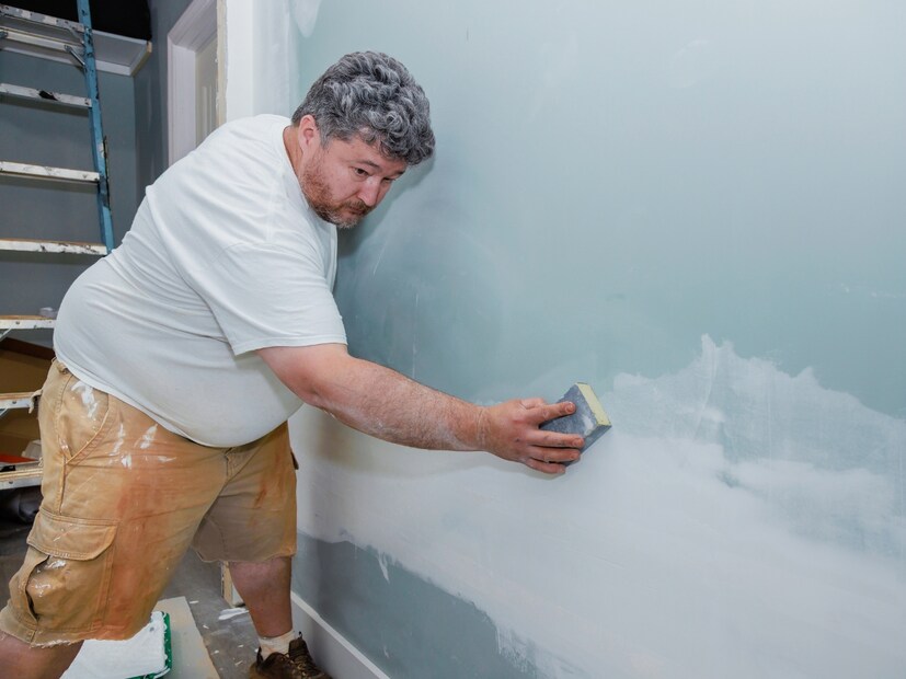  4) योग्य प्राइमर न वापरणे : लोक अनेकदा प्राइमरचे (primer) महत्त्व कमी लेखतात आणि तो पैसा वाया घालवणे आहे असे समजून दुर्लक्ष करतात. प्राइमर पेंट आणि भिंत यांच्यात एक मजबूत थर (strong layer) तयार करतो, ज्यामुळे पेंट भिंतींना चांगल्या प्रकारे चिकटून (adhere better) राहतो आणि दीर्घकाळ टिकतो. प्राइमरशिवाय थेट भिंतीवर पेंट लावल्यास, तो लवकर फिका पडू शकतो किंवा निघू शकतो.