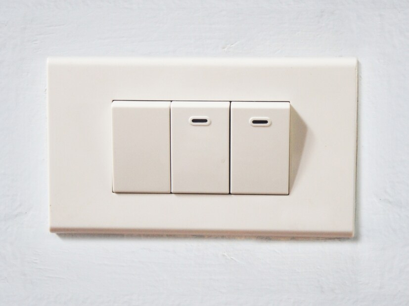  रूममधील स्वीच बोर्ड (Switch board in the room) : हॉटेलच्या खोल्यांमध्ये असलेले स्वीच बोर्ड (Switch board) देखील सर्वात घाणेरड्या भागांपैकी एक आहेत. त्यांचा वापर सर्वात जास्त होतो आणि स्वाभाविकपणे कोणीही हात धुतल्यानंतर त्यांना स्पर्श करत नाही. हॉटेल कर्मचारीही त्यांची स्वच्छता करत नाहीत, ज्यामुळे बॅक्टेरियांचा साठा तिथे होतो. कोणताही आजार होऊ नये म्हणून, त्यांचा वापर केल्यानंतर हात धुवायला विसरू नका.