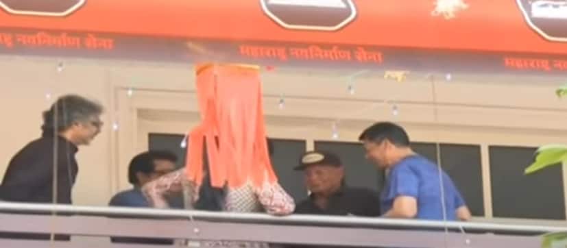  राज ठाकरे आणि सलीम खान यांचे जुने संबंध आहे. अनेक वर्षांपासूनची त्यांची मैत्री आहे.