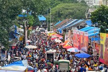 Dadar Phul Market: दसऱ्यानिमित्त बाजारात फुल खरेदी करण्यासाठी जाताय ? ही पाहा ग्राहकांची तोबा गर्दी; Photos