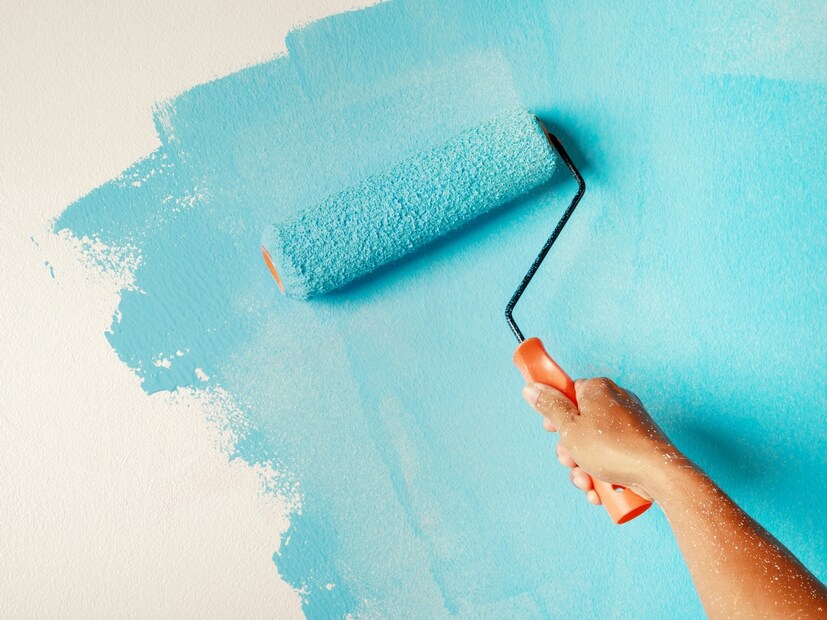  1) रंगांच्या शेड्सची चुकीची निवड : पेंटिंगमधील सर्वात मोठे आव्हान म्हणजे योग्य रंगाची निवड करणे. कधीकधी लोक फक्त कॅटलॉग पाहून रंग निवडतात, पण भिंतीवर लावल्यावर तो पूर्णपणे वेगळा दिसतो. खोलीतील प्रकाश आणि फर्निचरचा रंग देखील भिंतीच्या रंगावर परिणाम करतो. खूप गडद रंग निवडल्यास खोली लहान आणि निस्तेज (dull) दिसू शकते. म्हणून, लहान जागेसाठी नेहमी हलके रंग निवडा, त्यामुळे खोली मोठी दिसते.