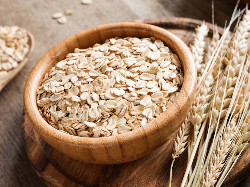  ओट्स (Oats) : मधुमेहींनी नाश्त्यात ओट्स खाणे खूप फायदेशीर आहे. त्यातील फायबर आणि बीटा-ग्लुकन्स (beta-glucans) पचनाची गती कमी (slow down digestion) करतात आणि ब्लड शुगर अचानक वाढण्यास प्रतिबंध करतात.