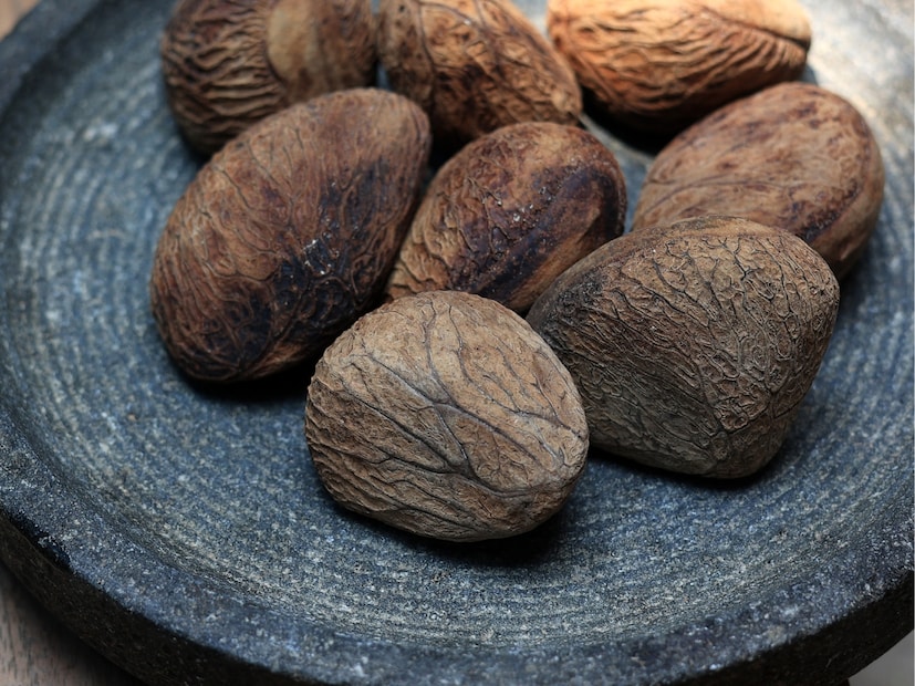  पँगियम (Pangium - विषारी बियांचे फळ) : दक्षिण-पूर्व आशियातील या फळात हायड्रोजन सायनाइड असते. हे फळ कच्चे खाल्ल्यास त्वरित मृत्यू होऊ शकतो. लोक याला एक महिना पुरून आणि आंबवून (fermented) ठेवल्यानंतरच खातात, ज्यामुळे त्याचे विषारी घटक निष्क्रिय होतात.