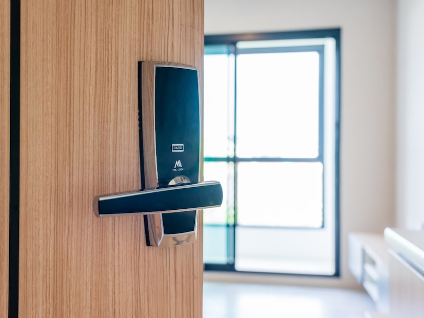  दरवाज्याचे हँडल (Door handles) : मुख्य दरवाजाचे असो वा बाथरूमच्या दरवाजाचे, हँडल (handle) ही सर्वात जास्त जंतू वाहून नेणारी वस्तू आहे. ते चमकदार दिसत असले तरी, प्रत्यक्षात ते खूप घाणेरडे असते. अनेक लोक त्याचा वापर करतात आणि हॉटेल कर्मचारी त्याची स्वच्छता करण्याची तसदी घेत नाहीत. त्यामुळे, या हँडलना स्पर्श केल्यावर लगेच आपले हात सॅनिटाईज (sanitize) करायला विसरू नका.