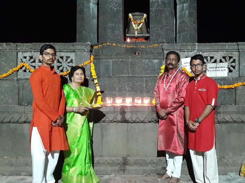  10 महिने रायगड बंद असल्याने सर्वत्र जंगली प्राण्यांचा शिरकाव होता. अशा परिस्थितीत मी आणि माझे कुटुंब महाराजांच्या राजसिंहासनाच्या खाली उघड्यावर झोपलो. पण, आम्हाला काहीही झालं नाही.