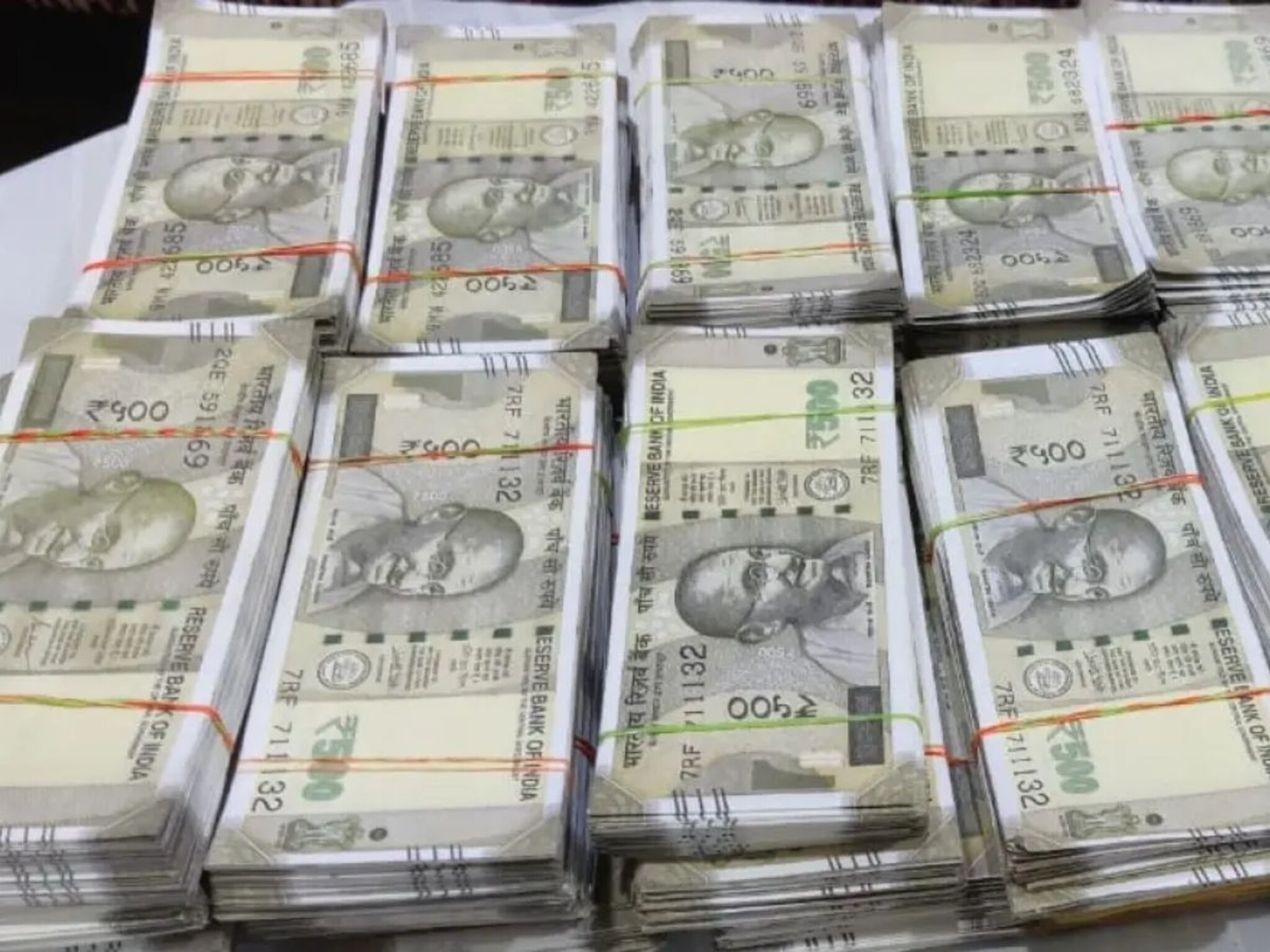 भिवंडीत 'फिर हेरा फेरी'सारखी घटना, पिस्तुल आणि नोटांची बंडलं, पोलीसही चक्रावले