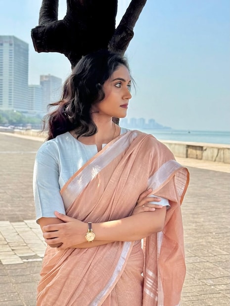 ‘सैराट’ चित्रपटातून घराघरात पोहोचलेली अभिनेत्री रिंकू राजगुरू पुन्हा एकदा चर्चेत आली आहे. यावेळी तिचं चर्चेत येण्याचं कारण म्हणजे नवं फोटोशूट. जे सोशल मीडियावर चांगलंच व्हायरल होत आहे. 