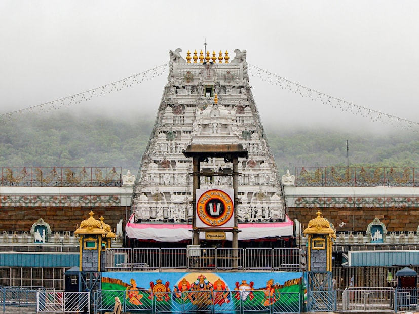  तिरुपती, आंध्र प्रदेश - तिरुमला व्यंकटेश्वर मंदिर : तिरुपती बालाजी मंदिराच्या (Tirupati Balaji Temple) जवळ असलेले धर्मशाळा (Dharamshalas) भाविकांना मोफत राहण्याची सोय देतात. येथे तुम्हाला साधे पण आरामदायक (comfortable) वातावरण मिळेल, ज्यामुळे तुमची तीर्थयात्रा (pilgrimage) अधिक आनंददायक होईल.