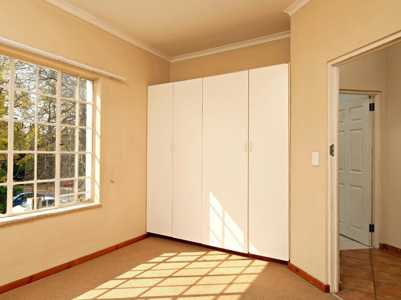  कपाटे आणि स्टोरेज (Cupboards and Storage) : हॉटेलमधील कपाटे आणि स्टोरेज बॉक्स (closets and storage boxes) देखील खूप घाणेरडे असू शकतात. प्रत्येकजण आपले सामान तिथे ठेवतो, ज्याची पुन्हा कधीही स्वच्छता केली जात नाही. यामुळे तिथे मोठ्या प्रमाणात बॅक्टेरिया आणि जंतू असू शकतात. आपले सामान ठेवताना तुम्ही सावधगिरी बाळगली पाहिजे. तसेच, या भागांना स्पर्श केल्यानंतर आपले हात धुवावेत.