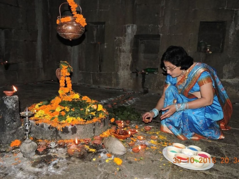  घरी गेल्यानंतर ही गोष्ट मी माझ्या पत्नीला सांगितली. ती सुद्धा यासाठी तयार झाली. तेव्हापासून म्हणजे 2010 पासून मी आणि माझे कुटुंब रायगडावर दिवाळी साजरी करतो. महाराजांच्या समाधीजवळ पणत्या लावतो. राजसिंहासनाजवळ, शिरकाई देवीजवळ पणत्या लावून आमची दिवाळी पूर्ण होते. ज्यावेळी सर्वजण आपापल्या घरी लक्ष्मीपूजन करत असतात तेव्हा आम्ही महाराजांसोबत असतो. ही महाराजांसाठी असलेली श्रद्धा आहे प्रेम आहे.