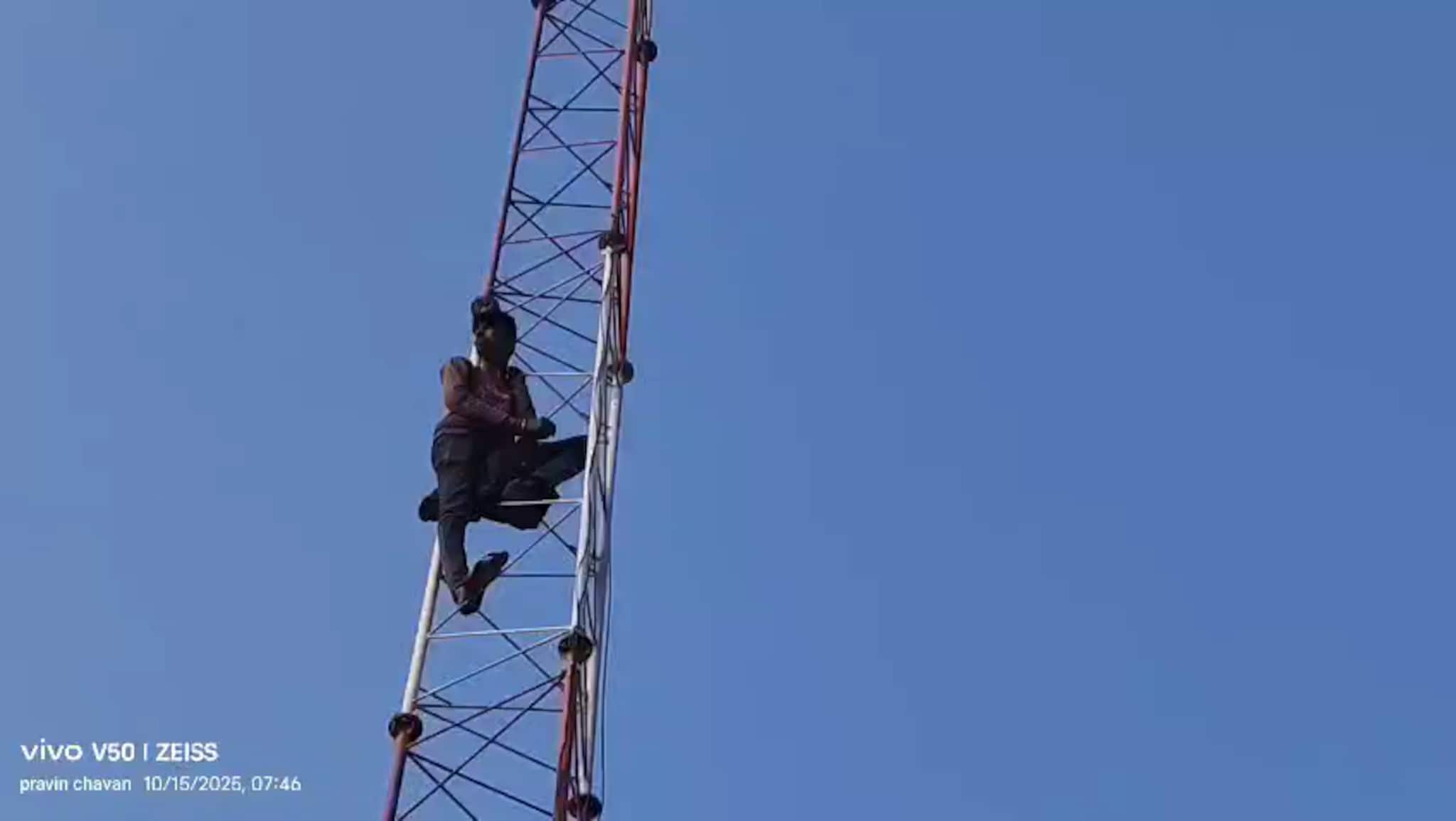 VIDEO: जमिनी दिल्या पण पैसे आले नाहीत! शेतकऱ्याचं मोबाईल टॉवरवर चढून आंदोलन