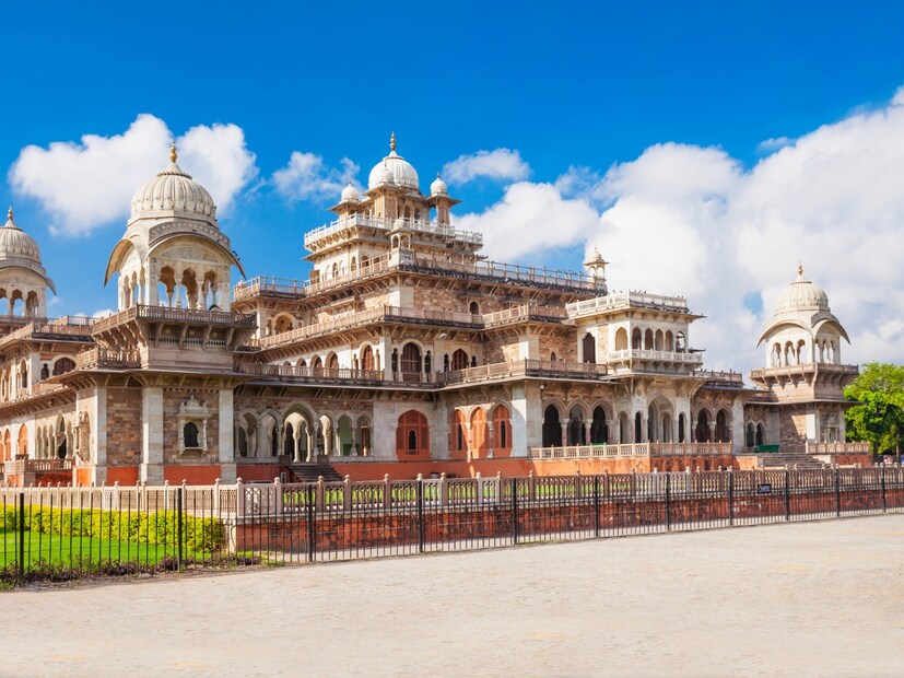  जयपूर (Jaipur), राजस्थान: शाही आणि स्वस्त ट्रिप - जयपूरचे सौंदर्य जगभर प्रसिद्ध आहे. हे पार्टनरसोबत भेट देण्यासाठी एक उत्तम ठिकाण आहे. विशेष म्हणजे, तुमच्या या ट्रिपवर जास्त खर्चही येणार नाही. तुम्ही हवा महल आणि सिटी पॅलेस, नाहरगढ किल्ला, जयगढ किल्ला आणि रामबाग पॅलेस यांसारख्या ठिकाणांना भेट देऊ शकता. येथील शाही वास्तुकला आणि गुलाबी शहराचा इतिहास तुम्हाला आकर्षित करेल.