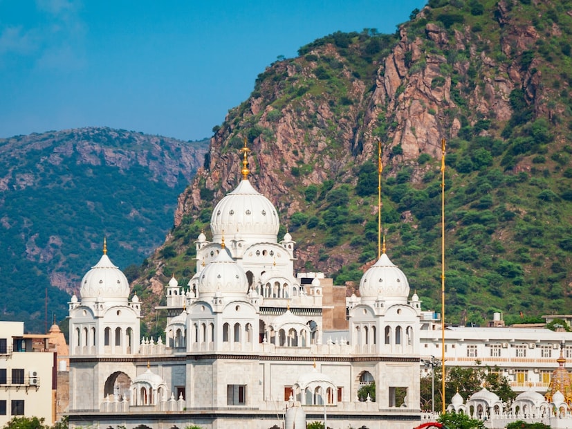  गुरुद्वारा (Gurdwaras - सर्वत्र) : तुम्ही भारतात कुठेही प्रवास करत असाल, आणि तुमचा खर्च वाचवायचा असेल तर जवळपासच्या गुरुद्वाराचा विचार करू शकता. देशभरातील सर्व गुरुद्वारांमध्ये भाविकांसाठी मोफत लंगर (जेवण) आणि निवास उपलब्ध असतो. तुम्हाला येथे स्वच्छ जागा, स्वादिष्ट भोजन, तसेच एक शांत आणि धार्मिक वातावरण मिळेल. पुढच्या वेळी जेव्हा तुम्ही प्रवासाचे नियोजन कराल, तेव्हा या ठिकाणांना तुमच्या यादीत नक्की समाविष्ट करा.