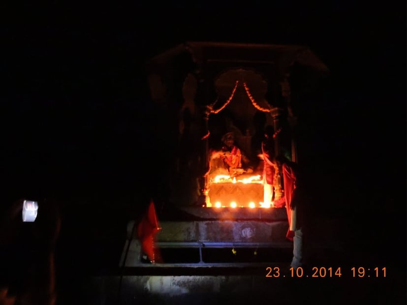  मला वाटलं होतं की दिवाळी आहे तर रायगडावर नक्कीच मोठा उत्सव असेल. तिथे गेल्यानंतर काही लोकं होती त्यानंतर हळूहळू सर्वजण आपापल्या घरी निघून गेले. मी गडावर एकटाच होतो, सर्वात आधी मी महाराजांच्या राज सिंहासनाजवळ गेलो तिथेही काळोख होता. त्यानंतर महाराजांच्या समाधी जवळ गेलो तिथेही काळोखच होता.
