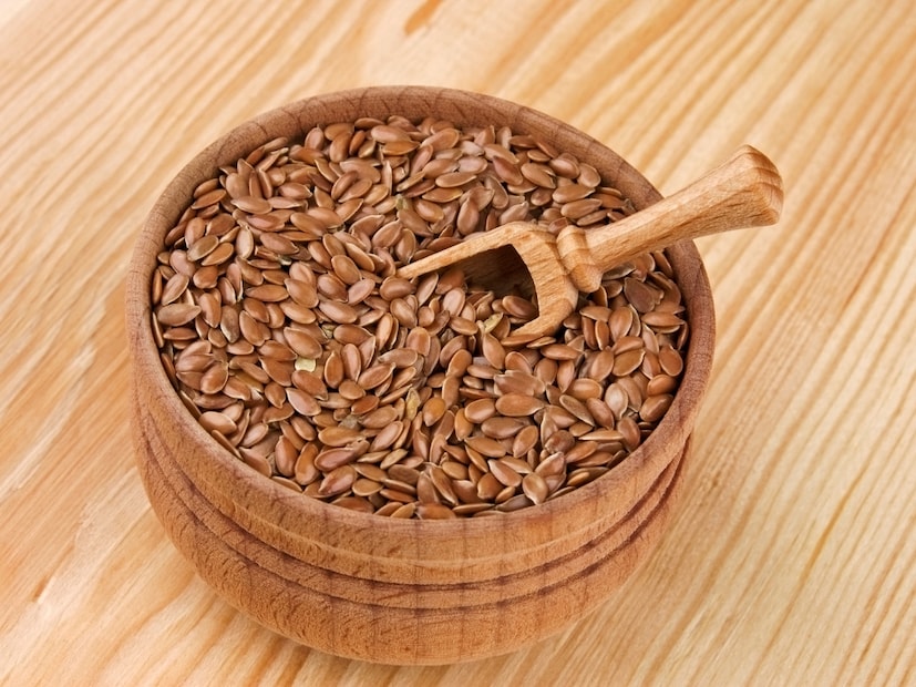  जवस (Flax seeds) : जवसामध्ये ओमेगा-३ फॅटी ऍसिड आणि फायबर भरपूर प्रमाणात असते. हे रक्तातील साखर नियंत्रणात ठेवण्यासाठी आणि हृदयाच्या आरोग्यासाठीही (heart health) उपयुक्त आहे. तुम्ही जवस भाजून त्याची पावडर करून खाऊ शकता.