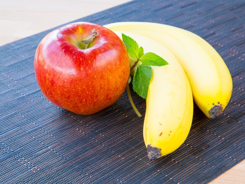  आज आपण दोन लोकप्रिय आणि गुणकारी फळांविषयी बोलणार आहोत: केळी (Banana) आणि सफरचंद (Apple). केळी शरीरात ऊर्जा त्वरित वाढवते, तर सफरचंद फायबरचा उत्तम स्रोत आहे.
