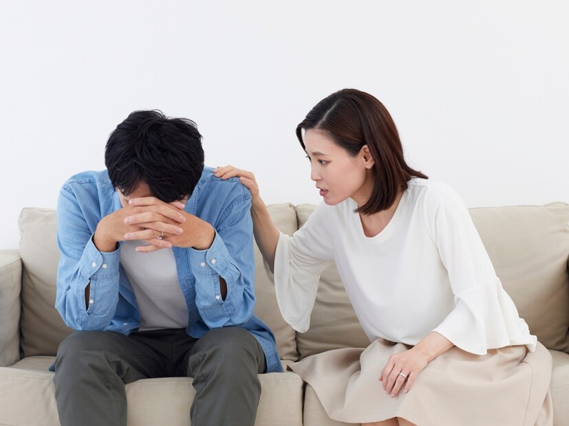  शारीरिक जवळीक राखा (Maintain Physical Affection) : शारीरिक जवळीक नात्यात प्रेम आणि सुरक्षा वाढवते. एकमेकांना स्पर्श करा किंवा एकत्र रोमान्सचे क्षण घालवा. यामुळे तुमच्या नात्यातील बंध अधिक मजबूत होतो.