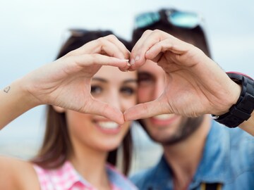खरं प्रेम कसं ओळखायचं? जाणून घ्या 'हे' 5 'सिक्रेट लव्ह सिग्नल्स'...