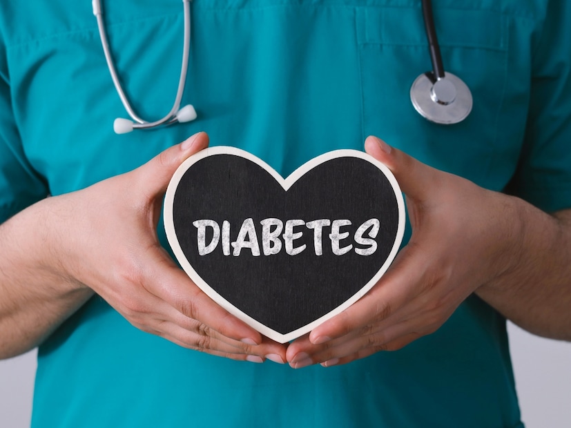  मधुमेहाच्या (diabetic) रुग्णांसाठी रक्तातील साखरेची पातळी (blood sugar level) संतुलित ठेवणे खूप महत्त्वाचे आहे. औषधे (medication) आणि नियमित व्यायामासोबतच निरोगी आहार घेणे देखील तितकेच आवश्यक आहे. निसर्गाने आपल्याला अनेक असे पदार्थ दिले आहेत, जे साखरेची पातळी नैसर्गिकरित्या नियंत्रित करण्यास मदत करू शकतात. चला, मधुमेह नियंत्रणात ठेवण्यासाठी अत्यंत प्रभावी ठरणाऱ्या 6 नैसर्गिक पदार्थांबद्दल जाणून घेऊया...