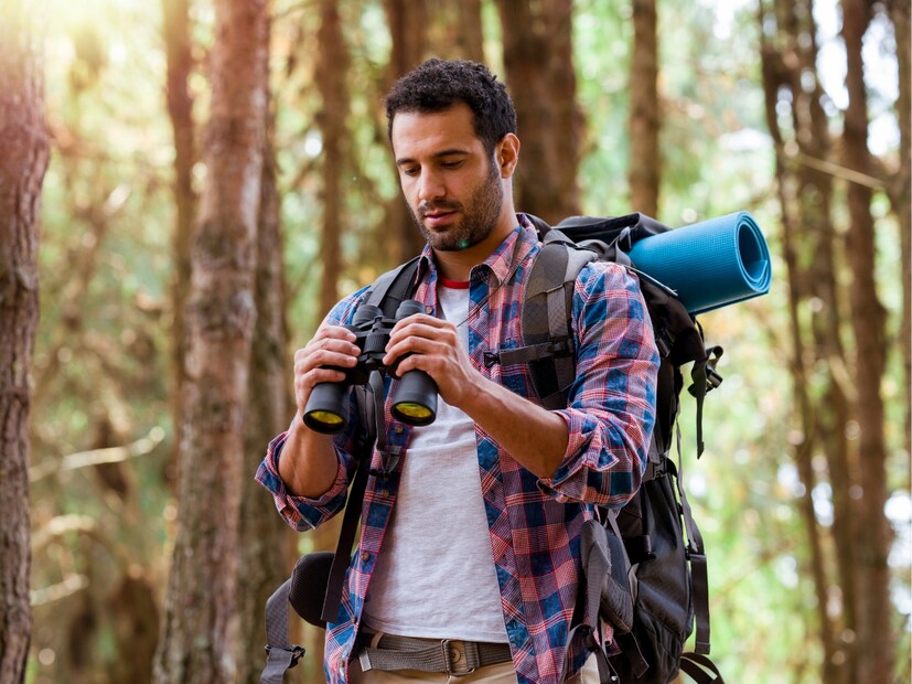  Solo Travel Benefits : तुम्हाला माहीत आहे का, जर तुम्हाला प्रवासाची आवड असेल, तर तुम्ही आयुष्यभर तंदुरुस्त (fit) राहू शकता. आजकाल प्रवास करणे हे केवळ मनोरंजन आणि मजा (fun and entertainment) करण्याचे साधन बनले आहे, पण फार कमी लोकांना माहीत आहे की, यामुळे तुमचे शारीरिक नव्हे, तर मानसिक आरोग्यही (mental health) सुधारते आणि अनेक आजारांचा धोका टाळण्यासाठी मदत होते.