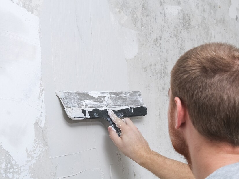  3) पृष्ठभाग तयार न करणे : पेंटिंगचा सर्वात महत्त्वाचा भाग म्हणजे भिंती तयार करणे. तुम्ही नवीन घर रंगवत असाल तरीही, भिंतींवर धूळ आणि घाण असू शकते. थेट पेंट लावण्यापूर्वी भिंती स्वच्छ करा. जर भिंतींवर काही लहान भेगा (cracks) किंवा छिद्र (holes) असतील, तर ते पुट्टीने (putty) भरण्यावर लक्ष केंद्रित करा. अन्यथा, पेंटचा फिनिश (finish) खराब होऊ शकतो.