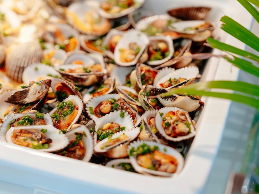  ब्लड क्लॅम्स (Blood Clams) : ब्लड क्लॅम्स समुद्राचे पाणी फिल्टर करतात, ज्यामुळे त्यांच्यात हिपॅटायटीस, टायफाइड आणि अतिसार (diarrhea) यांसारखे रोग निर्माण करणारे व्हायरस असू शकतात. त्यांना योग्य प्रकारे शिजवल्याशिवाय खाणे खूप धोकादायक ठरू शकते.