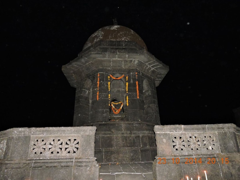 दिवाळीच्या दिवशी आपल्या कुटुंबाला घेऊन रायगडावर राहणारा शिवभक्त अमरावतीमध्ये आहे. अमरावतीमधील शिवअभ्यासक व्याख्याते प्रा. गजानन देशमुख हे गेल्या 14 वर्षांपासून आपल्या कुटुंबासोबत रायगडावर दिवाळी साजरी करतात. यावर्षीही 19 ऑक्टोबरला ते रायगडावर रवाना झाले.
