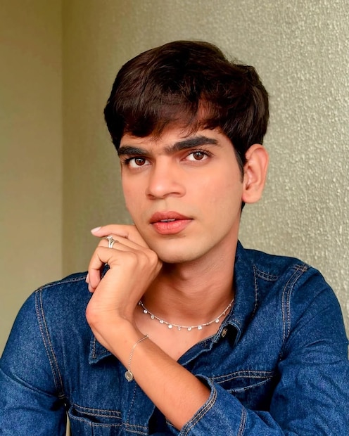 कुटुंबाचा पाठिंबा मिळताच सौरभ यांनी पुढील ५ वर्षे प्रचंड मेहनत घेतली. आई-वडिलांना प्रत्येक पावलावर अभिमान वाटावा यासाठी त्यांनी रात्रीचा दिवस केला. याच मेहनतीच्या जोरावर त्यांनी LV, Gucci, Prada, Dior सारख्या आंतरराष्ट्रीय आणि नामांकित ब्रँड्ससोबत फॅशन डिझाइनची कामं केली.