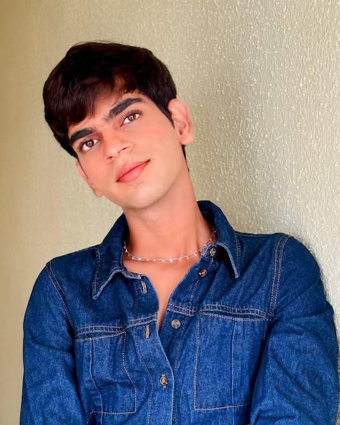 मन मारून जगण्याऐवजी, सौरभ यांनी स्वतःच्या आतला आवाज ऐकण्याचे आणि जगासमोर स्वतःला आहे तसे स्वीकारण्याचे धाडस दाखवले. ज्या आई-वडिलांना ते कमी शिकलेले समजत होते, त्या आई-वडिलांनी त्यांचे मन आणि त्यांच्या मनातील यातना समजून घेतल्या. 