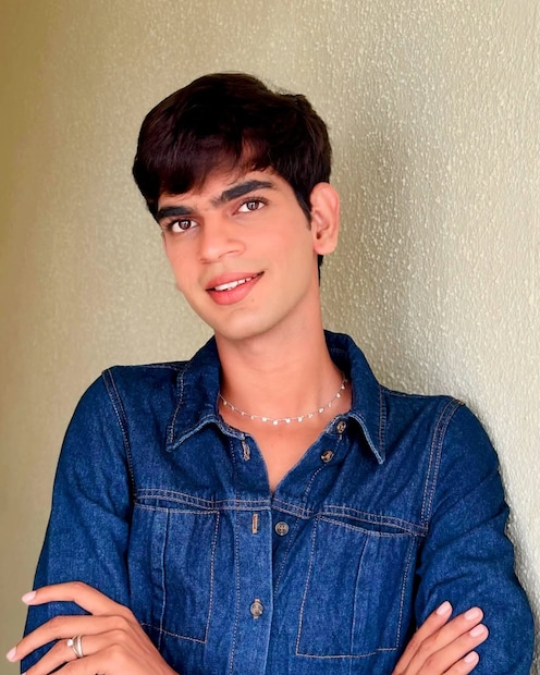 जोपर्यंत तुम्ही स्वतःला स्वीकारत नाही, तोपर्यंत तुम्हाला जग स्वीकारणार नाही. त्यामुळे नेहमी तुमच्या मनाच्या आतला आवाज ऐका. आयुष्य आपलं आहे, जे मनापासून जगलं पाहिजे असा मेसेज ते आजच्या तरुण पिढीला देतात. आज जगभरातून त्यांचे ३ लाखहून अधिक फॉलोअर्स आहेत. 