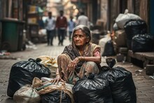 बाहेरुन पाहताना ती फक्त कचऱ्याची पिशवी, पण उघडून पाहिलं तेव्हा सगळेच हादरले; भिकारी महिलेकडे असं काय सापडलं?
