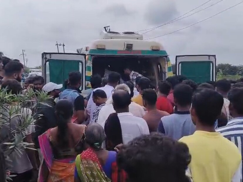  यवतमाळ जिल्ह्यातील वणी-चंद्रपूर महामार्गावर लालगुडा गावाजवळ आज सकाळी अत्यंत भीषण अपघात झाला. या अपघाताची भीषणता इतकी होती की संपूर्ण कारचा चुराडा झाला आहे. हा अपघात झाल्यानंतर ग्रामस्थांची रस्त्यावर मोठी गर्दी जमा झाली होती. 