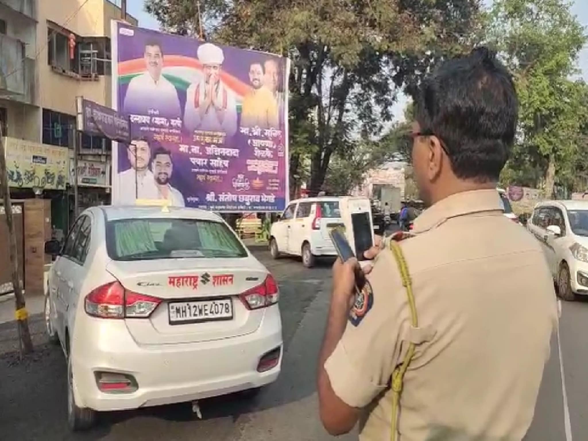 अजित पवारांच्या कार्यक्रमाला आलेल्या बेशिस्त शासकीय अधिकाऱ्याच्या वाहनावर कारवाई