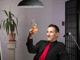 Alcohol Facts : दारू प्यायल्यावर भिगी बिल्लीही बनते शेर! दारूत असं असतं तरी काय?