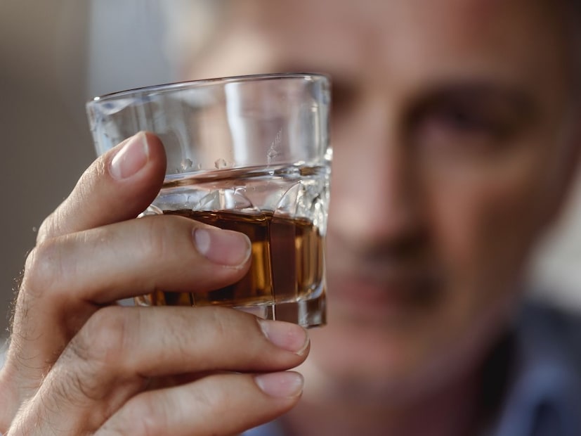 जेव्हा दारू शरीरात जाते तेव्हा ते मेंदूतील न्यूरोट्रांसमीटर किंवा रसायनांचं संतुलन बिघडवतं. यातील सर्वात महत्त्वाचे रसायन म्हणजे GABA (Gamma-Aminobutyric Acid). अल्कोहोल GABA सारखे कार्य करते आणि मेंदूची क्रिया मंदावतं, ज्यामुळे आराम मिळतो, ताण कमी होतो आणि सुरक्षिततेची खोटी भावना निर्माण होते. म्हणूनच बरेच लोक म्हणतात, 