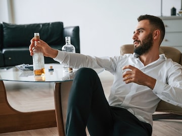 Alcohol Facts : दारू प्यायल्यावर भिगी बिल्लीही बनते शेर! दारूत असं असतं तरी काय? Alcohol Facts : दारू प्यायल्यावर भिगी बिल्लीही बनते शेर! दारूत असं असतं तरी काय?