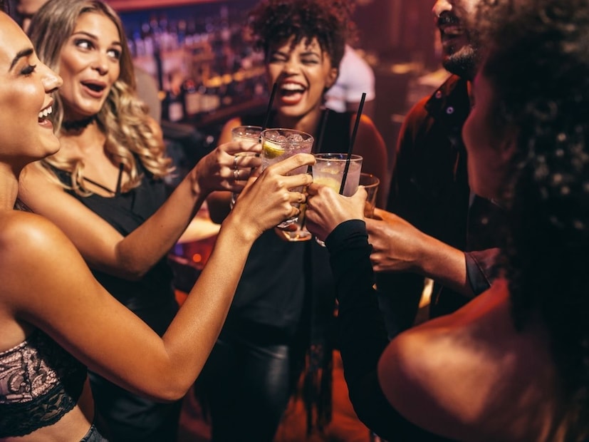 पण हा आत्मविश्वास खरा नाही. अल्कोहोलचे परिणाम कमी होतात, डोपामाइनची पातळी कमी होते, GABA अॅक्टिव्हिटी सामान्य होते आणि मेंदू त्याच्या सामान्य स्थितीत परत येतो. नंतर अनेक लोकांना कळतं की ते दारू पिऊन जे काही बोलले किंवा केलं तो खरा आत्मविश्वास नव्हे, तर रासायनिक असंतुलनाचा परिणाम होता.