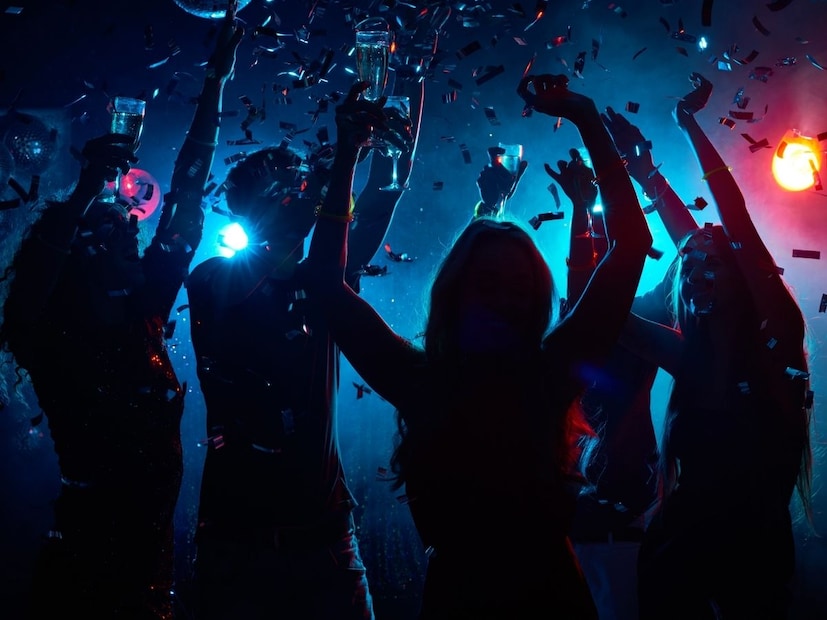 अल्कोहोलचे परिणाम एवढ्यावरच थांबत नाहीत. ती मेंदूच्या प्रीफ्रंटल कॉर्टेक्सवर देखील परिणाम करते, हाच भाग आपल्याला तर्क करण्यास, नियंत्रित करण्यास आणि बुद्धिमान निर्णय घेण्यास मदत करतो.