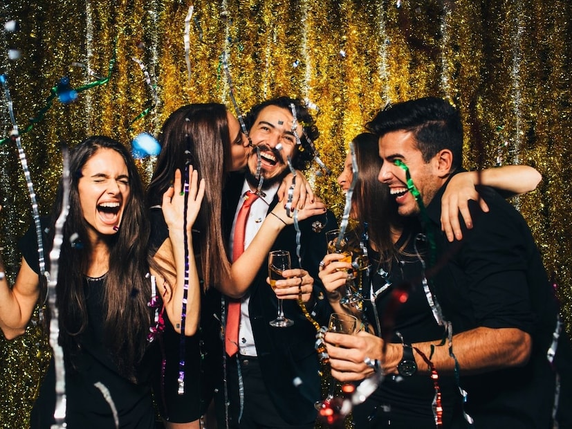 याशिवाय अल्कोहोल डोपामाइन नावाचं हॅप्पी हार्मोन्स वाढवतो, ज्यामुळे व्यक्ती आनंदी, आत्मविश्वासू आणि समाधानी होते. या क्षणी त्यांना अत्यंत सकारात्मक आणि निर्भय वाटतं जणू ते काहीही करू शकतात.