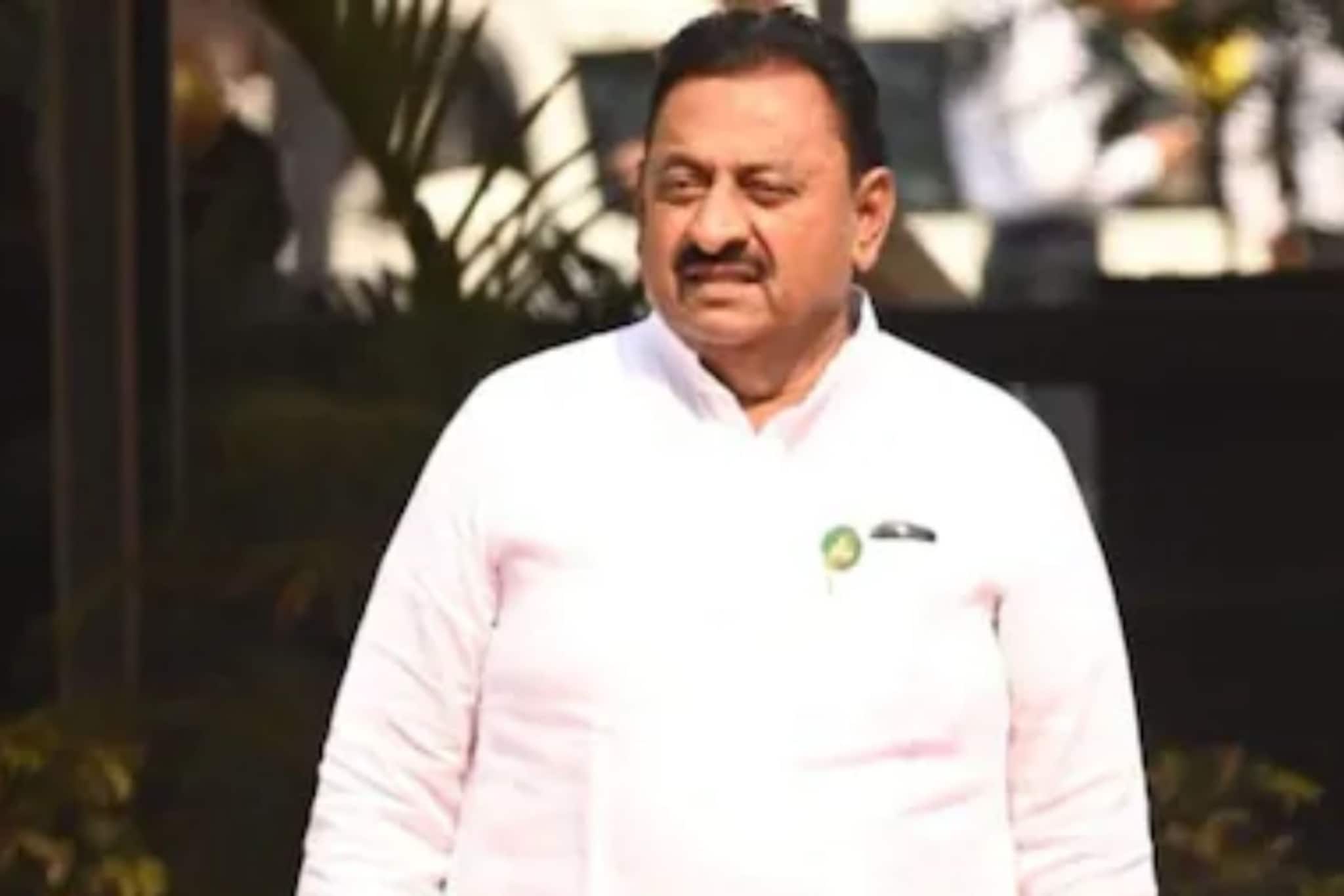 राजकारणात मोठी घडामोड, बाळासाहेब पाटलांनी पालकमंत्री पद सोडलं, गोंदियाची जबाबदार