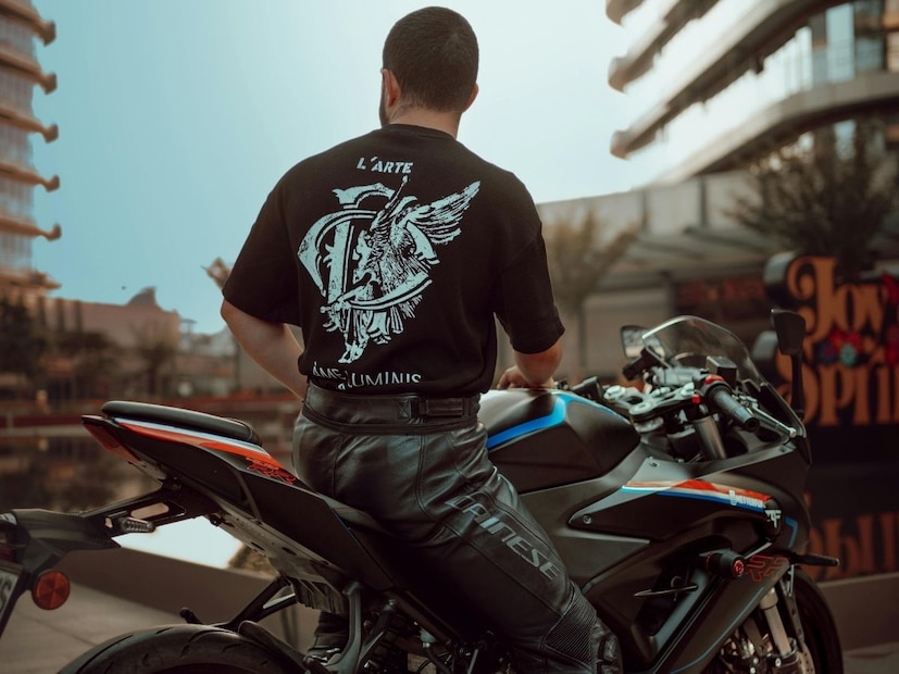 बाईकची मागची सीट उंच का आहे? असा प्रश्न अनेकांना पडतो. विशेषत: त्यांना ज्यांना उंच सीट असल्याने बाईकवर मागे बसताना त्रास होतो. यामुळे बाईकवर चढणं, उतरणं कठीण होतं, अशी त्यांची तक्रार असते.