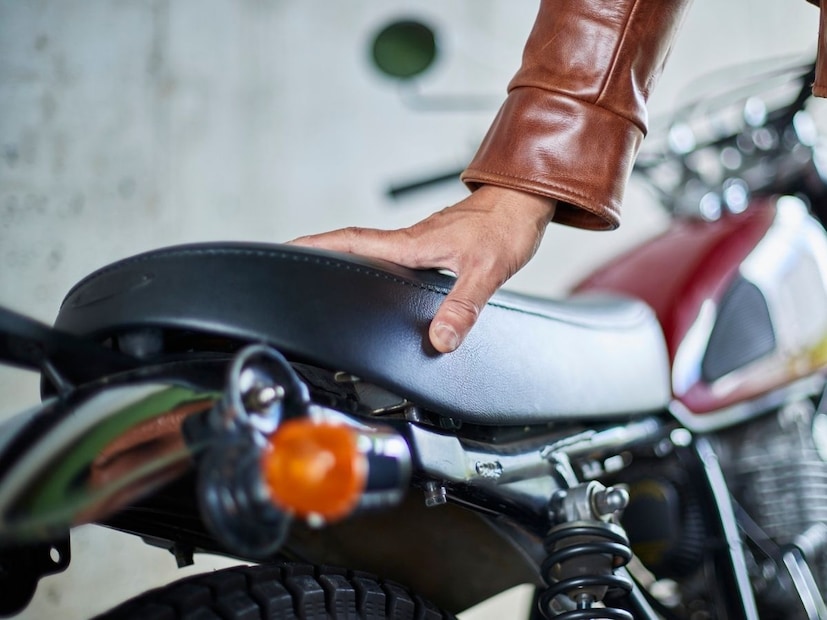 आरामदायी प्रवासासाठी योग्य सीट अत्यंत महत्त्वाची असते. म्हणूनच सीट डिझाइन करताना ती किती रुंदीची आणि किती उंच असावी याचा विचार केला जातो. बाईकची मागील सीट उंच असण्यामागेही बरीच कारणं आहेत. 