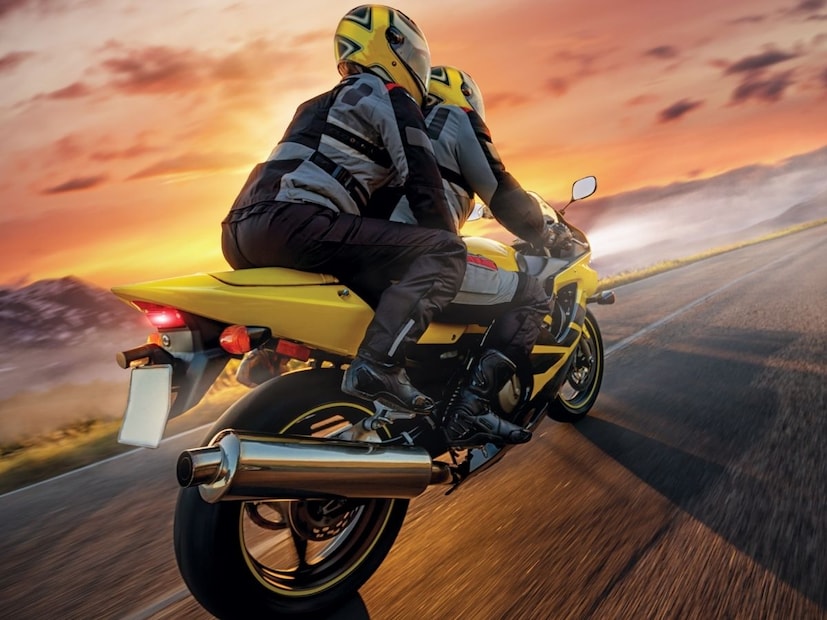 तसंच मागची सीट उंच असल्याने आणि मागील व्यक्तीचं वजन मध्यभागी जास्त असल्याने बाईकवरील हवेचा दाबही कमी होतो आणि बाईक सुरळीत चालते. 