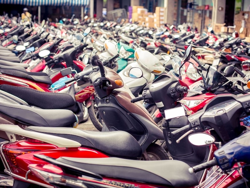 पण बाईक कंपन्या बाईकच्या मागील सीट उंच का करतात? याचा विचार तुम्ही कधी केला आहे का? त्यामागील खरं कारण तुम्हाला माहिती पडलं तर तुम्ही उंच सीटबाबत तक्रार कधीच करणार नाही.